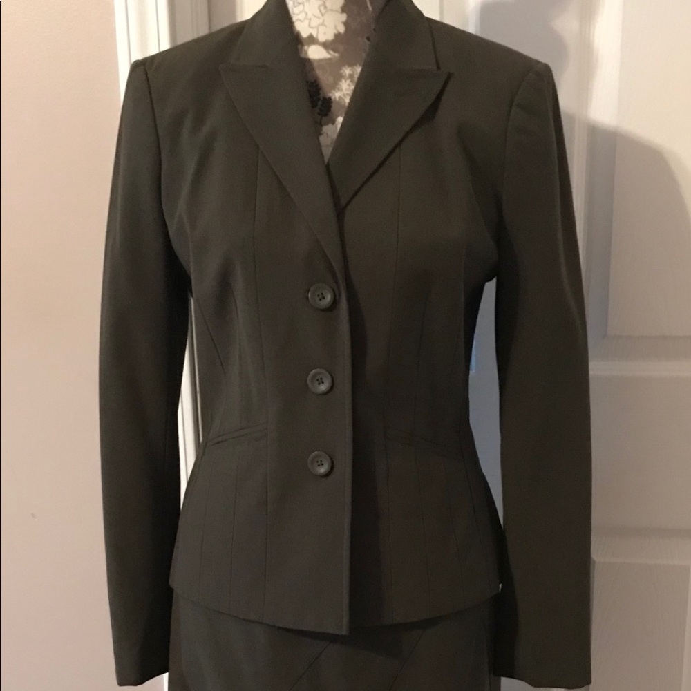 ❤️SALE❤️ Women’s suit; skirt & blazer
